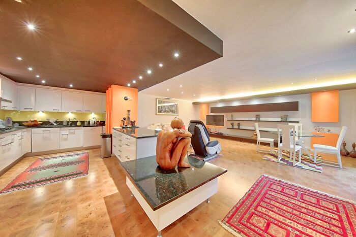 2 Bedroom Flat To Rent In Warren House, Beckford Close, W14