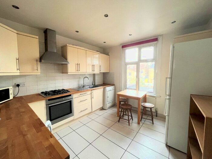 3 Bedroom Flat To Rent In Hampden Road, Haringey, N8