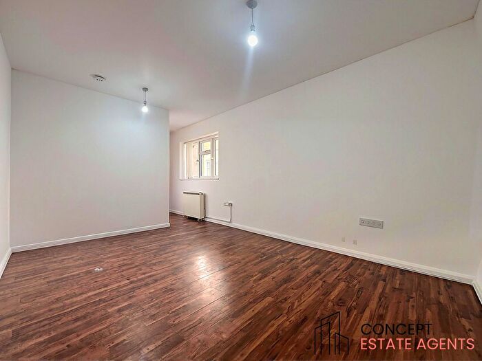 3 Bedroom Flat To Rent In London Road, Mitcham, Surrey, CR4