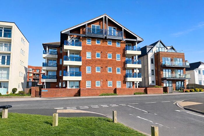 2 Bedroom Flat For Sale In Island Court, Marine Parade East, Lee-On-The-Solent, PO13