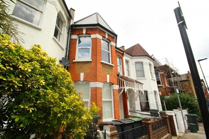 4 Bedroom Maisonette For Sale In Mattison Road, Haringey, N4