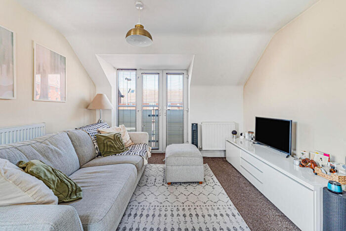 2 Bedroom Coach House For Sale In Leyland Road, Dunstable, LU6
