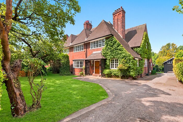 6 Bedroom Semi-Detached House For Sale In Thorne Road, Doncaster, DN2