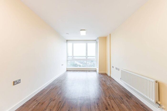 2 Bedroom Flat To Rent In The Green, Southall, UB2