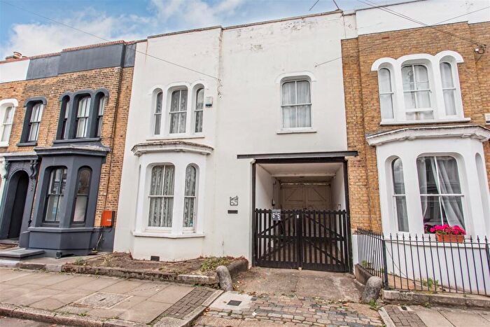 3 Bedroom Terraced House For Sale In Clinton Road, Mile End, E3