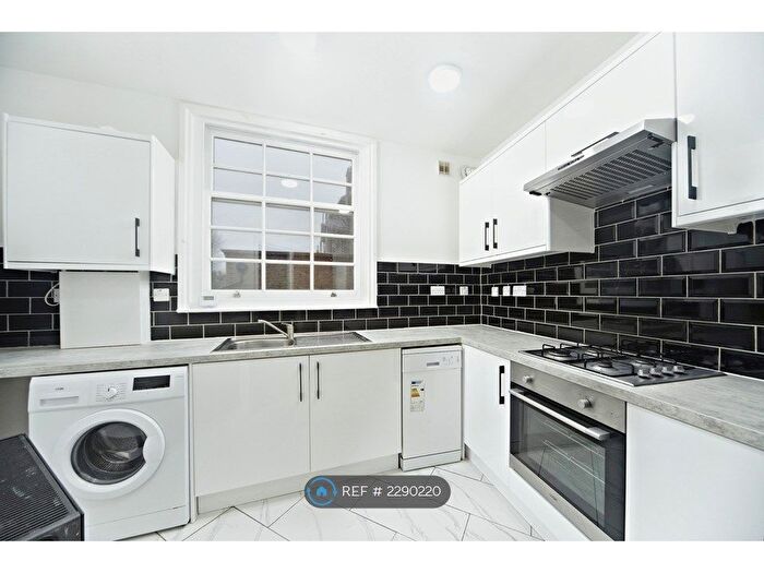 3 Bedroom Flat To Rent In Rydal Road, London, SW16