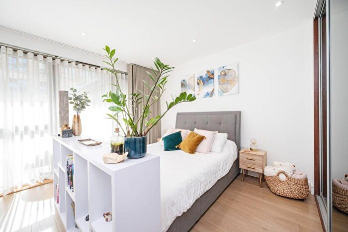 Studio To Rent In Hemming Street, Tower Hamlets, London, E1