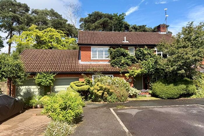 4 Bedroom Detached House For Sale In Cheylesmore Drive, Frimley, GU16