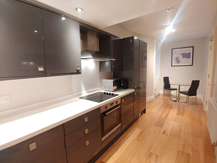 3 Bedroom Flat To Rent In George Street, Edinburgh, EH2