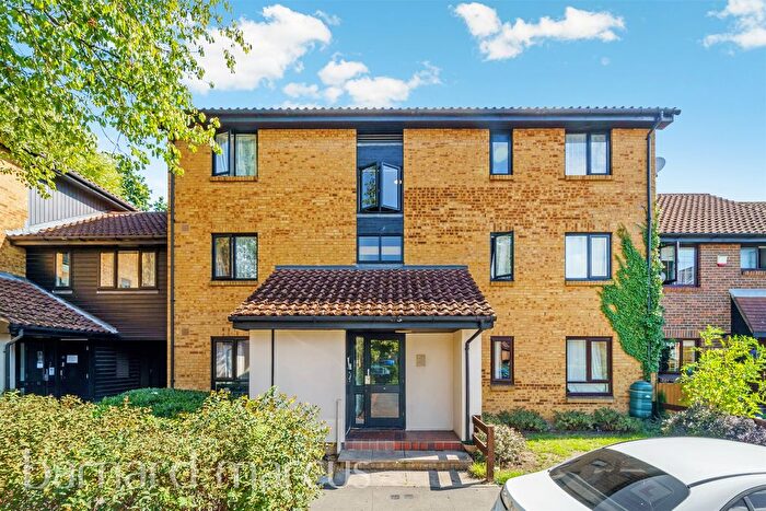 2 Bedroom Flat For Sale In Tanglewood Way, Feltham, TW13