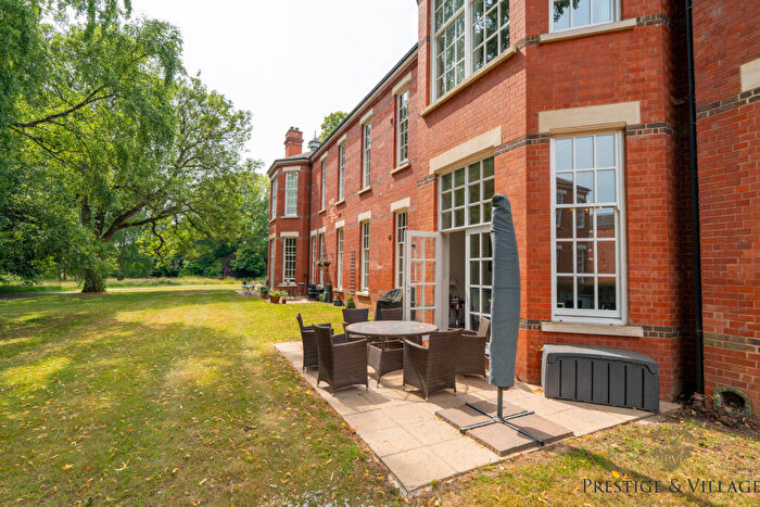 2 Bedroom Apartment For Sale In Beningfield Drive, Napsbury Park, AL2