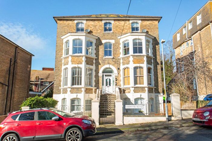 2 Bedroom Flat For Sale In Godwyne Road, Dover, CT16