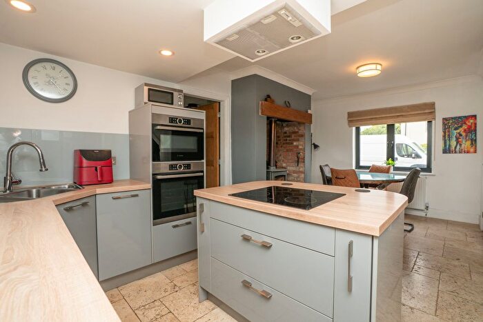 4 Bedroom Detached House For Sale In York Road, Barlby, North Yorkshire, YO8