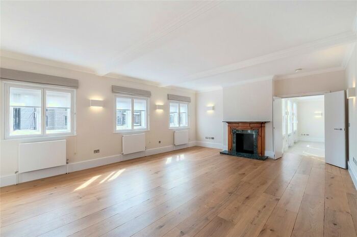 3 Bedroom Flat To Rent In Cadogan Gardens, Sloane Square, London, SW3
