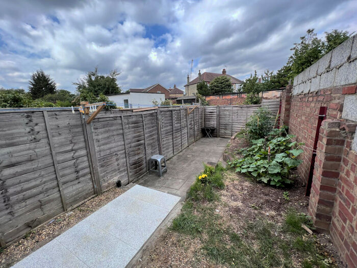 Studio To Rent In North Circular Road, Palmers Green, N13