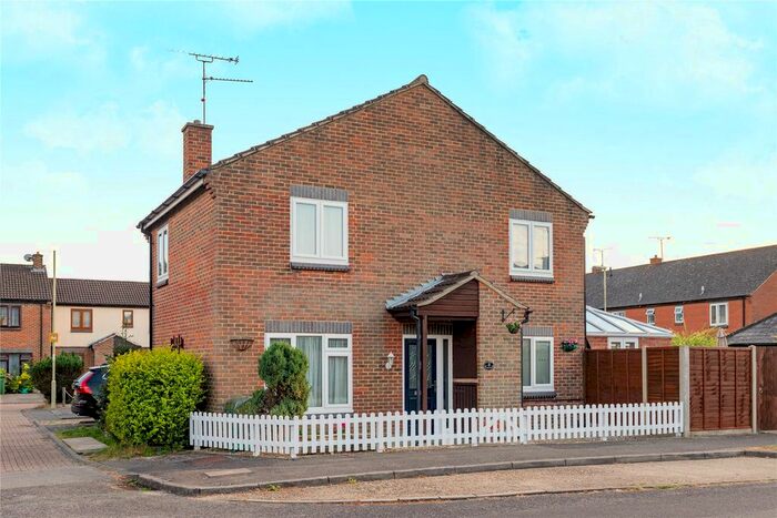 3 Bedroom Link Detached House To Rent In Croyde Close, Farnborough, Hampshire, GU14