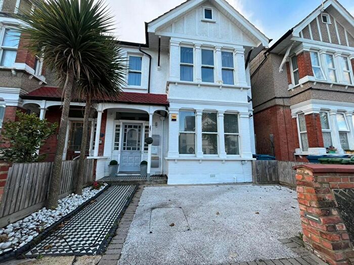 3 Bedroom Flat To Rent In Cunningham Park, Harrow, HA1