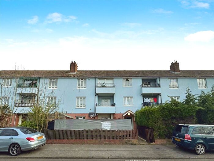 3 Bedroom Flat To Rent In Reddington Drive, Slough, Berkshire, SL3