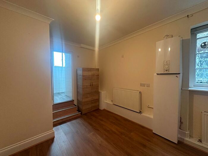 Studio To Rent In Golders Way, London, NW11