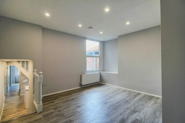 3 Bedroom Flat To Rent In Ballards Lane, London, N3