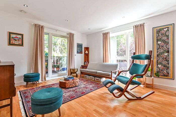 2 Bedroom Flat For Sale In Dalmeny Avenue, Islington, London, N7