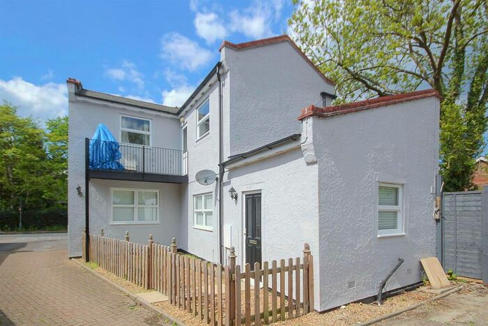 1 Bedroom Flat To Rent In Warley Hill, Warley, Brentwood, CM14