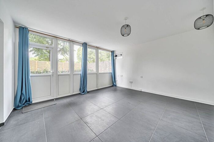 Studio To Rent In Kirwyn Way, Kennington, London, SE5