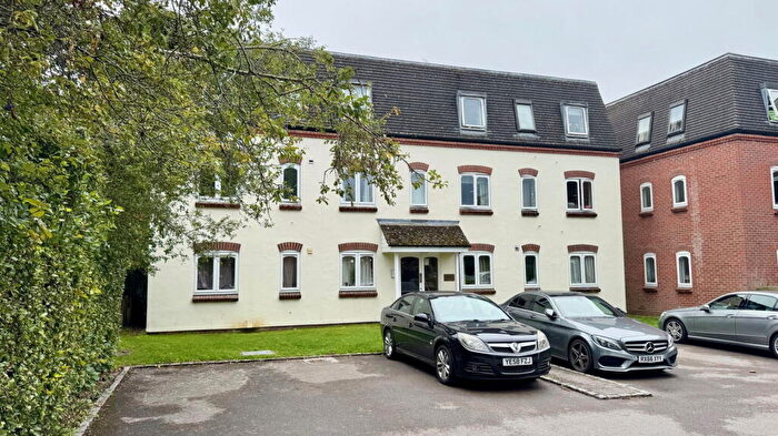 2 Bedroom Flat For Sale In Chestnut Court, Victoria Gardens, Newbury, RG14