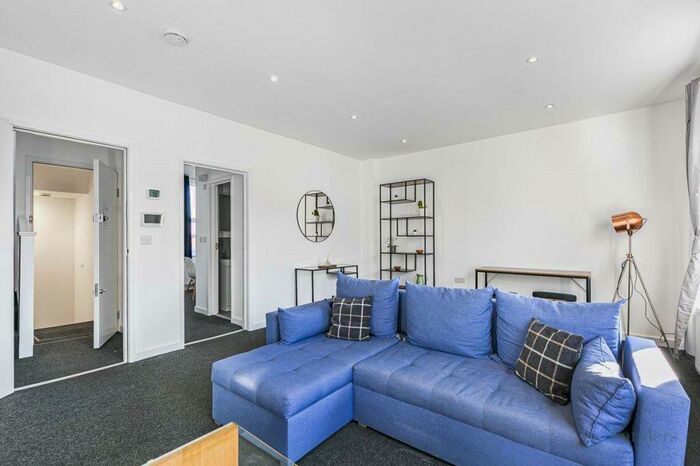 2 Bedroom Flat To Rent In Highgate Hill, Islington, London, N19