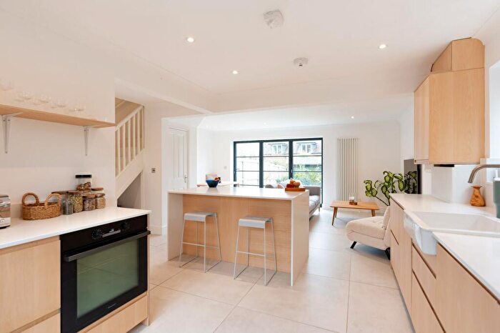 3 Bedroom Semi-Detached House For Sale In Martin Close, Botley, OX2