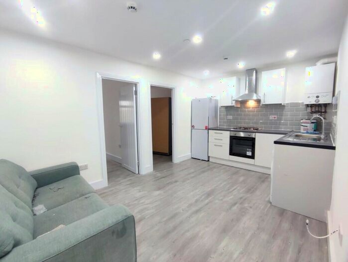 2 Bedroom Flat To Rent In Broadway, Cardiff(City), CF24