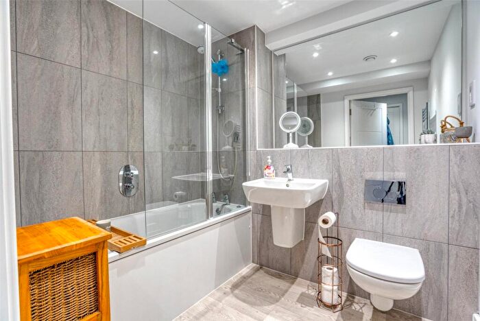 2 Bedroom Apartment For Sale In Silver Street, Reading, Berkshire, RG1
