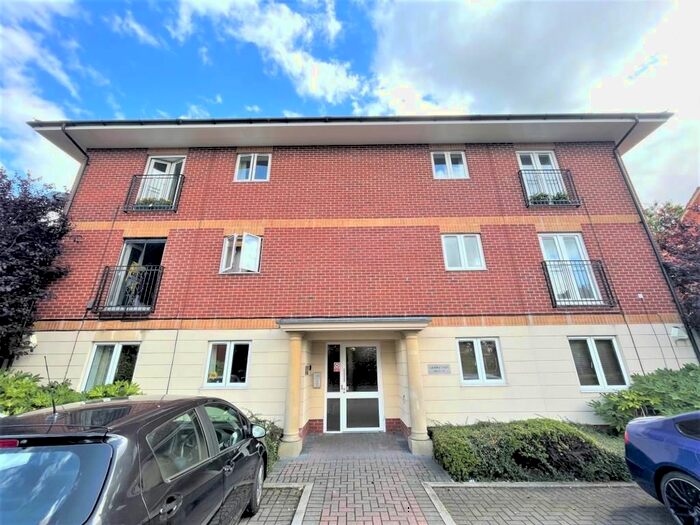 2 Bedroom Flat To Rent In Newbury, Berkshire, RG14