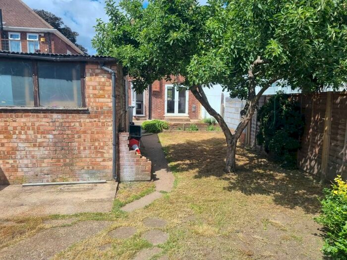 3 Bedroom Semi-Detached House To Rent In Hall Road, Isleworth, TW7