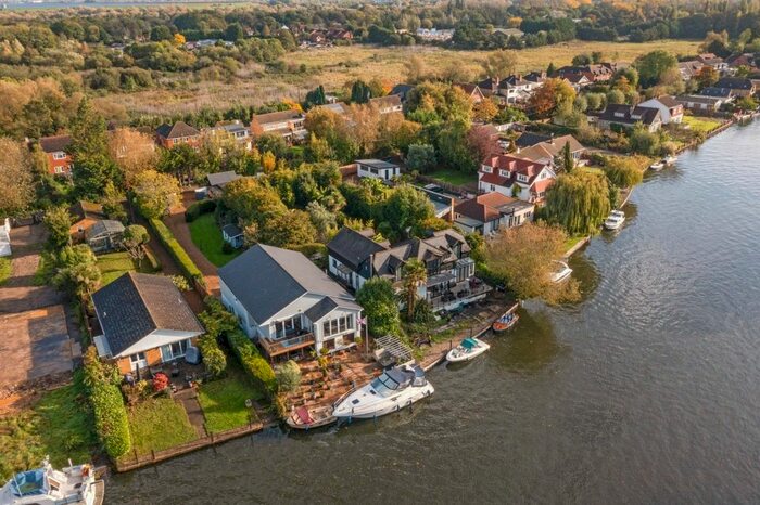 4 Bedroom Detached House To Rent In The Island, Wraysbury, Staines, TW19