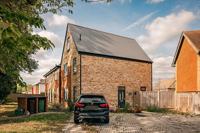 4 Bedroom Detached House To Rent In Longlands Avenue, Coulsdon, CR5