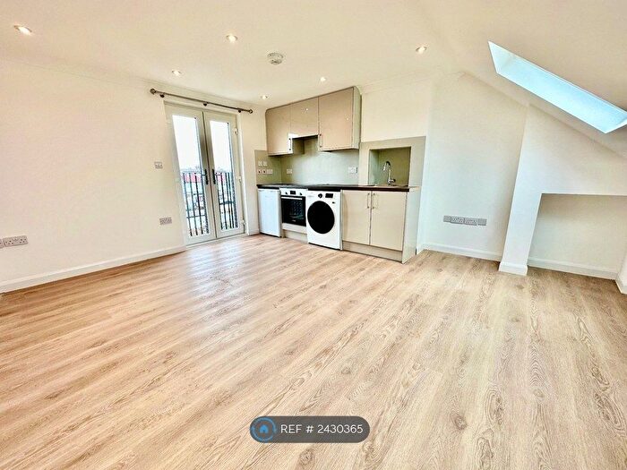 Studio To Rent In Middleton Avenue, Greenford, UB6