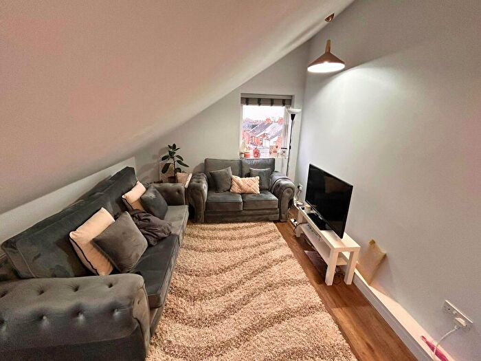 3 Bedroom Flat To Rent In Heaton Road, Heaton, Newcastle Upon Tyne, NE6