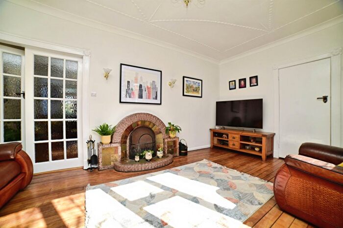 3 Bedroom Detached House For Sale In Dene Close, Dunswell, HU6