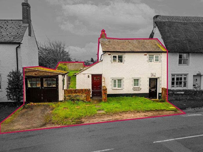 1 Bedroom Semi-Detached House For Sale In The Green, Cuddington, HP18