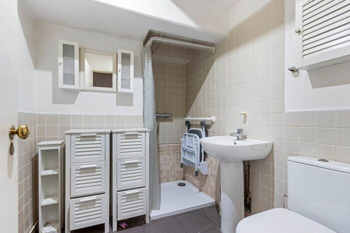 1 Bedroom Flat For Sale In Loftus Road, Shepherd's Bush, London, W12