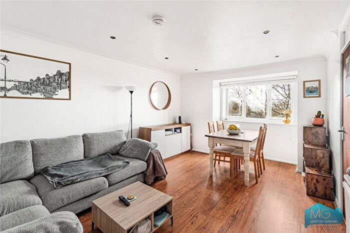 2 Bedroom Flat For Sale In Caroline Close, London, N10