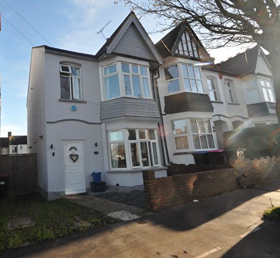 3 Bedroom End Of Terrace House For Sale In Hildaville Drive, Westcliff-On-Sea, SS0