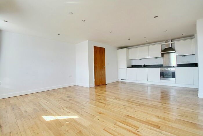 2 Bedroom Flat To Rent In Chase Side, Southgate, N14