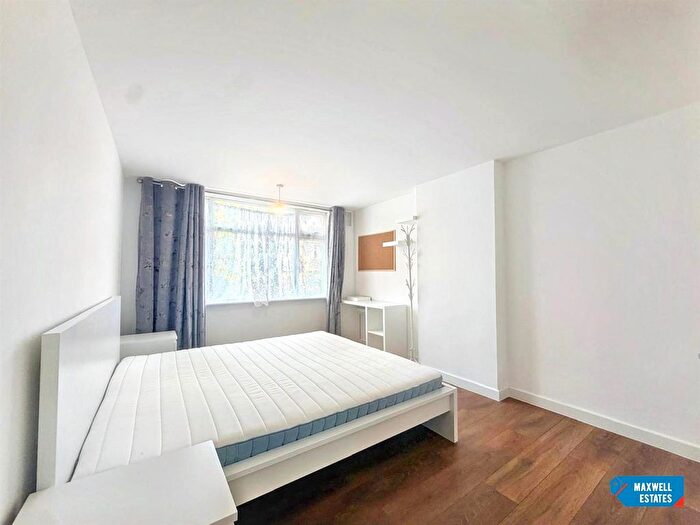 2 Bedroom Maisonette To Rent In Bacon Lane, Edgware, HA8