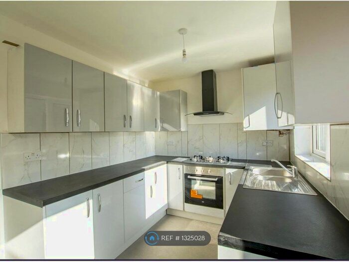 3 Bedroom Semi-Detached House To Rent In Saxondale Drive, Nottingham NG6