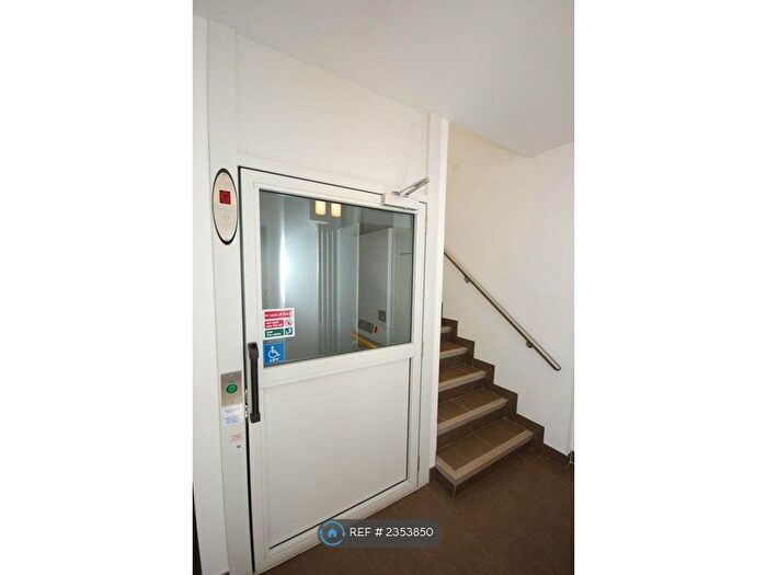 2 Bedroom Flat To Rent In Carlton Yard, Farnham, GU9