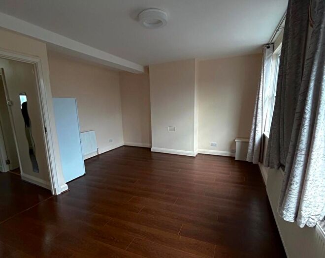 3 Bedroom Maisonette To Rent In Collier Row Road, Romford, RM5