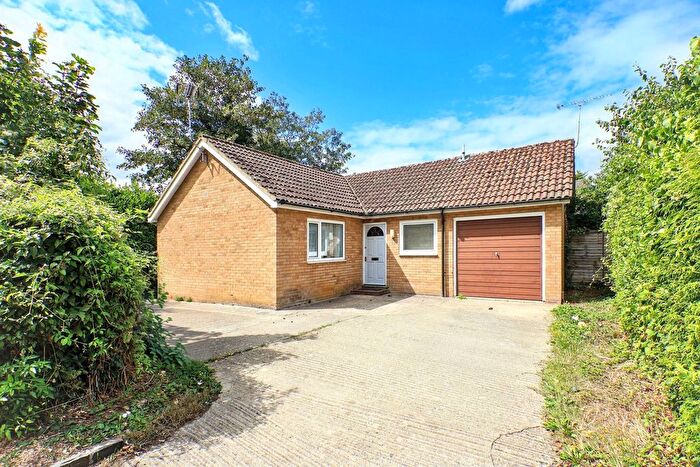 2 Bedroom Bungalow For Sale In Alvescot Road, Carterton, OX18