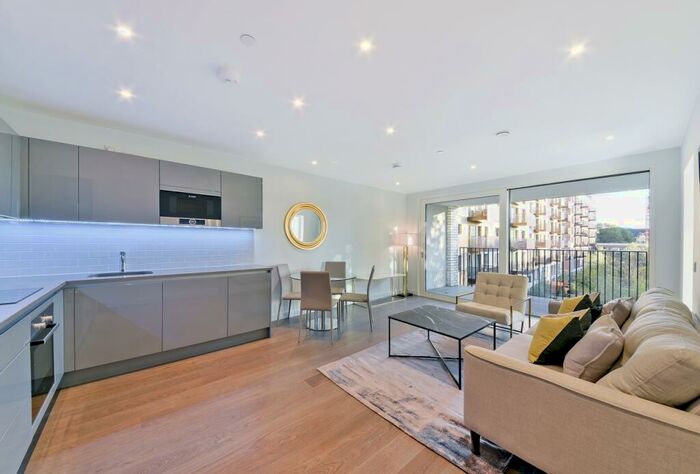 2 Bedroom Flat To Rent In Walton Heights, Walworth Road, Elephant & Castle, London, SE17